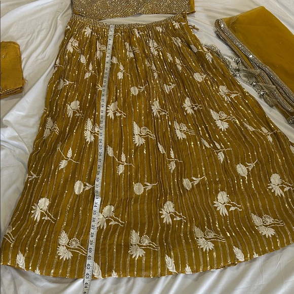Lehenga charnyia choli yellow white gold. Net Duppatta
Pearls, sequins size L - Picture 5 of 17